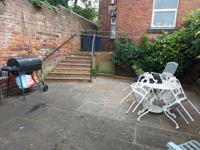 Room to let in a lovely house with 4 others Main Photo