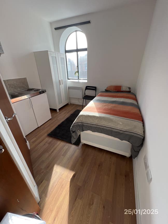 Clean Quiet Studio with Ensuite K'minster  Main Photo