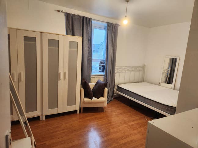 Double room in a quiet flat Bow Station and dlr Main Photo