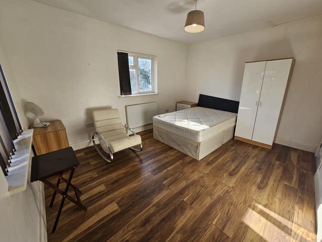 New Double Room Near Maidenhead Station  Main Photo