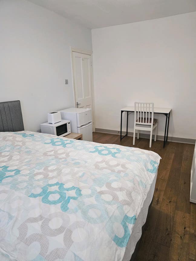 Very clean double room with refrigerator Female Main Photo