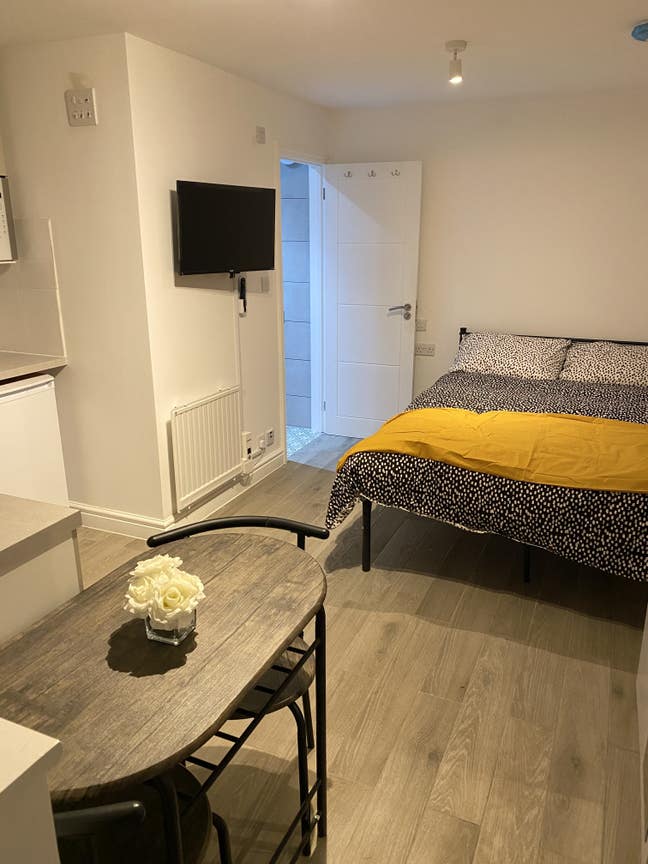 Private STUDIO Flat En-suite Kitchen IG3 Goodmayes Main Photo