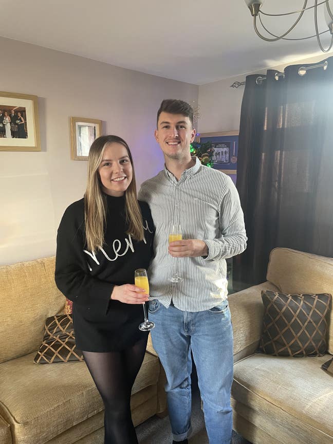 Professional couple looking for flat/house share Main Photo