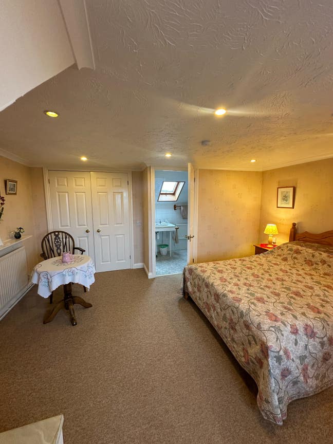 Very large room to rent Main Photo