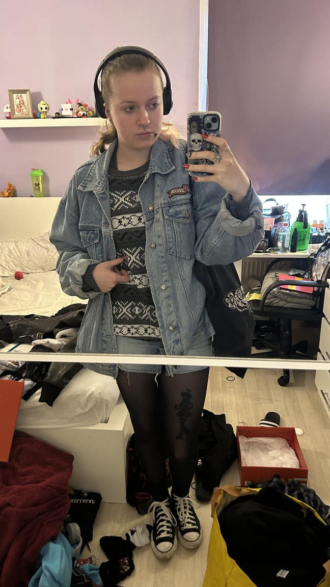 Clean professionals looking for room to rent Main Photo