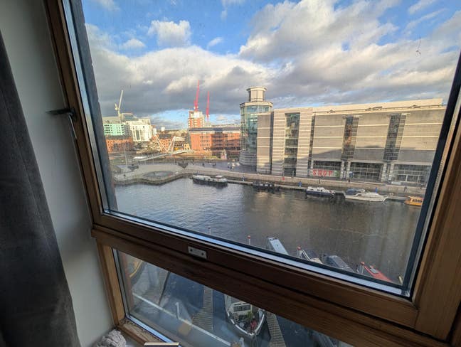 Single room overlooking leeds dock Main Photo