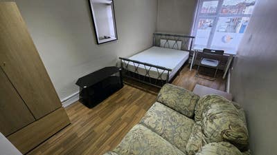 Bed rooms in shared house, close to all amenities, Main Photo