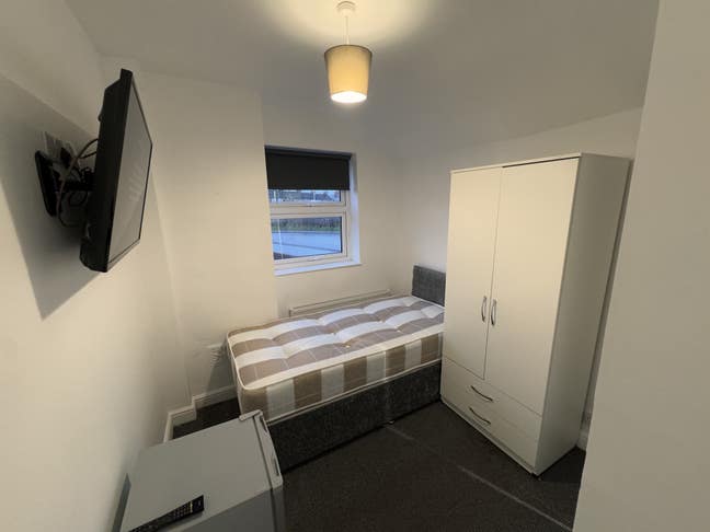 Ensuite room St James NN5 Main Photo