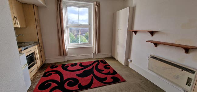 Clean Studio Flat to let in quiet area  Main Photo
