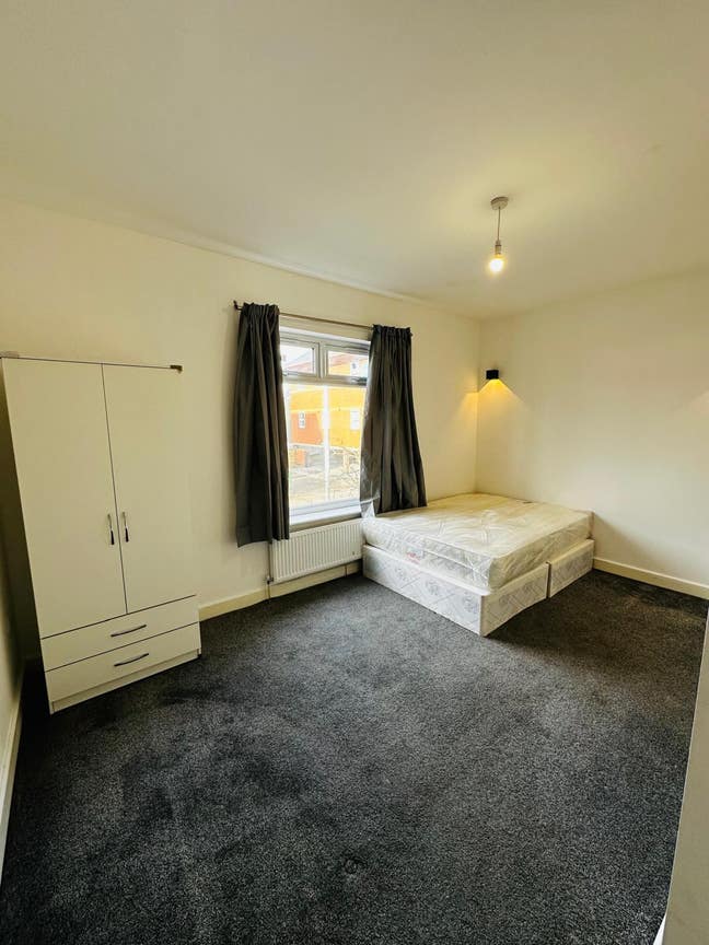 Ensuite room available now, Garden House. Uxbri R Main Photo