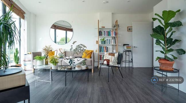  1 bedroom penthouse overlooking Hackney Marshes Main Photo