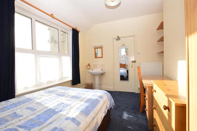 Ashford town centre spacious houseshare Main Photo