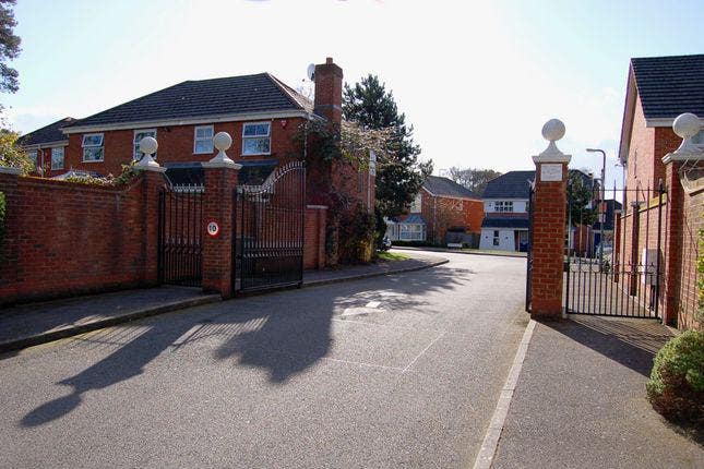 Self Contained Accommodation - with Own Entrance Main Photo