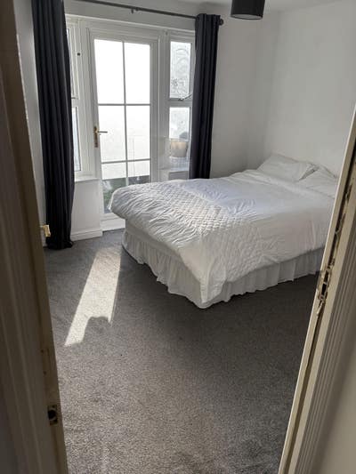 Bright Double room to rent in smart clean house  Main Photo
