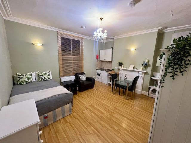 Large single bedsit in Hammersmith Main Photo