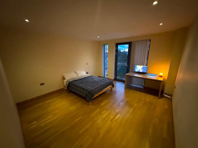 Large Double Bedroom with Private En-Suite  Main Photo