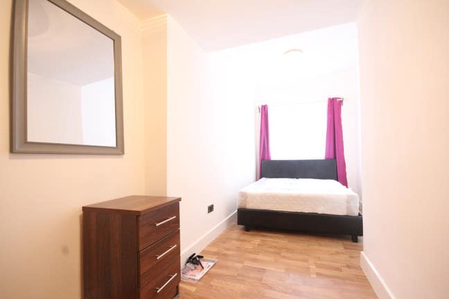Double with Private Bathroom Nr Westfield Main Photo