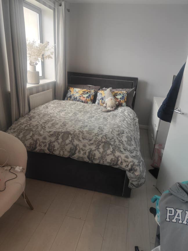Lovely double room.available !close to Westfield . Main Photo