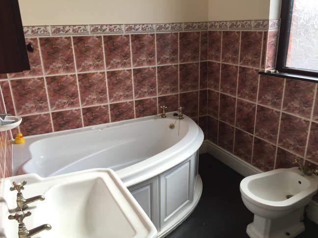 Single room. Bills included.  Main Photo