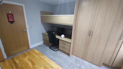 Bills included, en suite and kitchenette  Main Photo