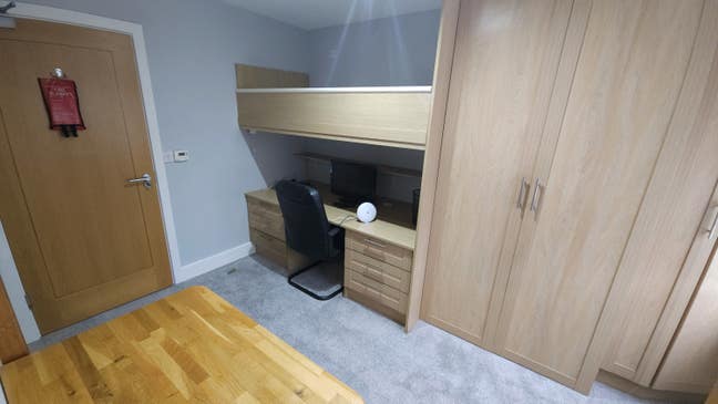 Bills included, en suite and kitchenette  Main Photo