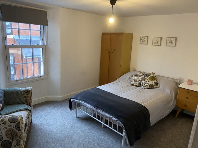 Large double room with sole use of own bathroom. Main Photo
