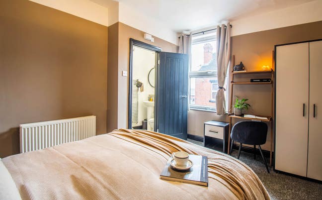 Stunning Double Bedroom with Ensuite  Main Photo