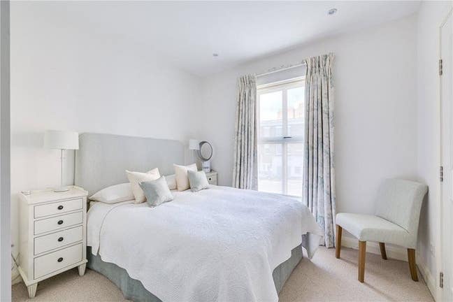 En-suite double room in Barons Court Main Photo