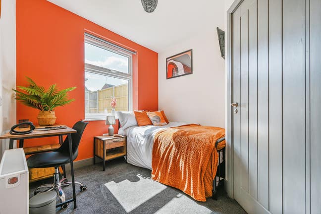 Ensuite Room Available. All Bills Included (DE11) Main Photo