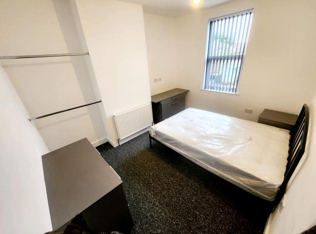 A totally refurbished double bedroom available  Main Photo