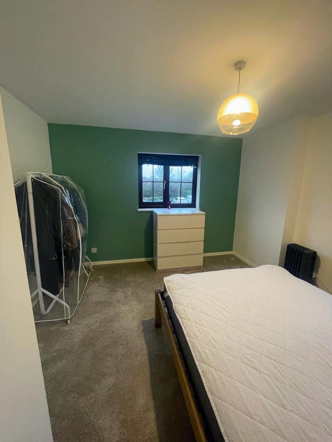 Good size dual aspect double room to let Main Photo