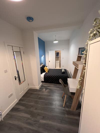 Recently renovated rooms with all modern amenities Main Photo