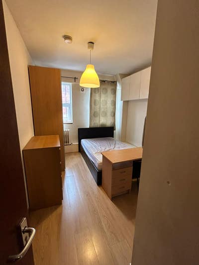 Spacious Double Bedroom with Private Shower in Cit Main Photo