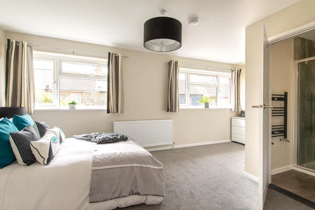 2 double rooms - off  road parking private road Main Photo
