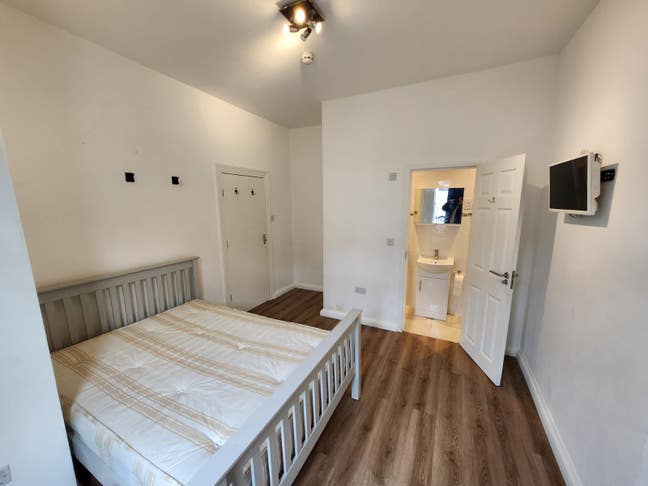 Double room with En-suite All bills included Main Photo