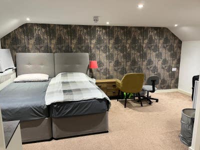 Large room in centre of Abingdon with bills  Main Photo