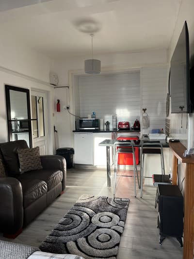 Bedsit ideally located Pembroke Main Photo