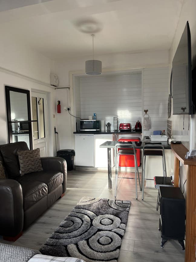 Bedsit ideally located Pembroke Main Photo