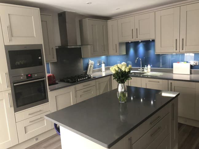 Fabulous Double En-suite River Area 5 Mins to Town Main Photo