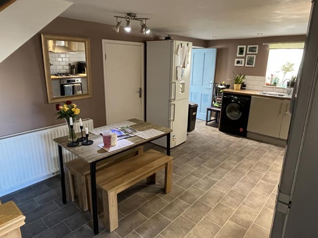 Double Room Available For Respectful Housemate Main Photo