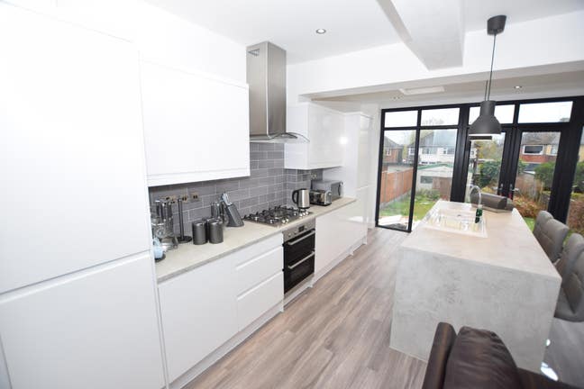 Available Now Stunning Double Room Quinton  Main Photo