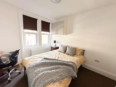 Ensuite 6 Bedroomed House Main Photo