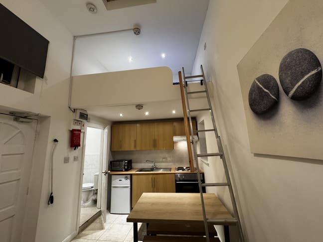 Furnished Studio Flat/Couples or single person Main Photo