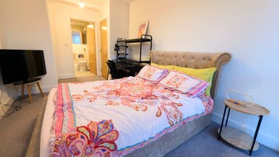 Spacious Ensuite Double Room Main Photo