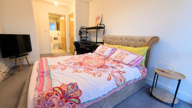 Spacious Ensuite Double Room Main Photo