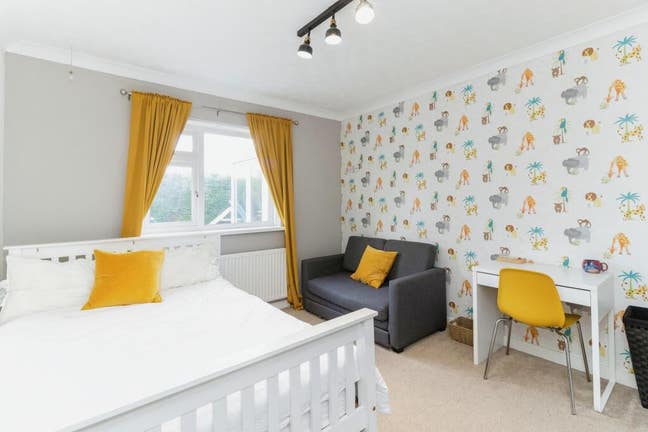 Kingsize room in a lovely family home Main Photo