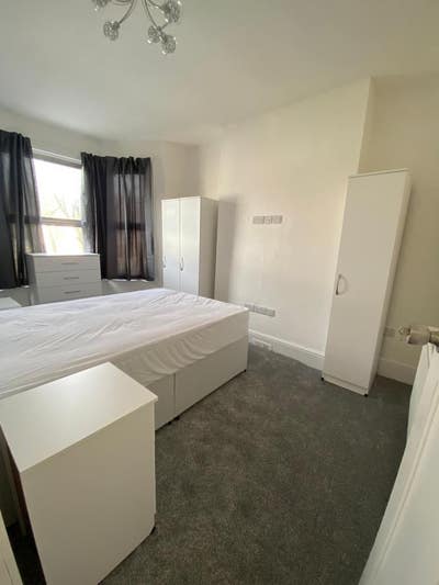 Large Double Room 5 Mins to Jubilee Line Main Photo