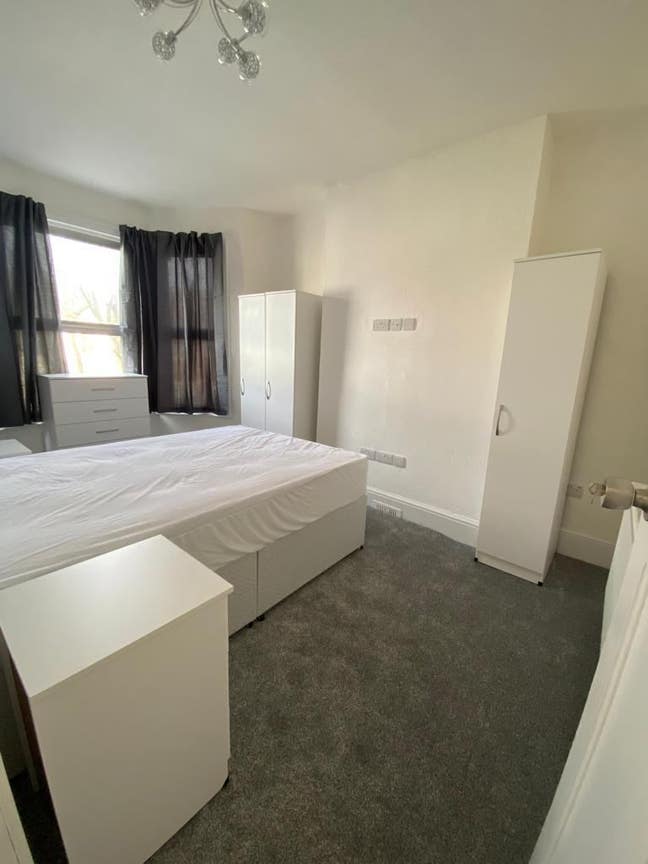 Large Double Room 5 Mins to Jubilee Line Main Photo