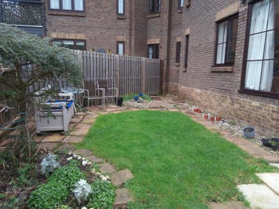 Double room w shower ensuite in large sunny flat Main Photo