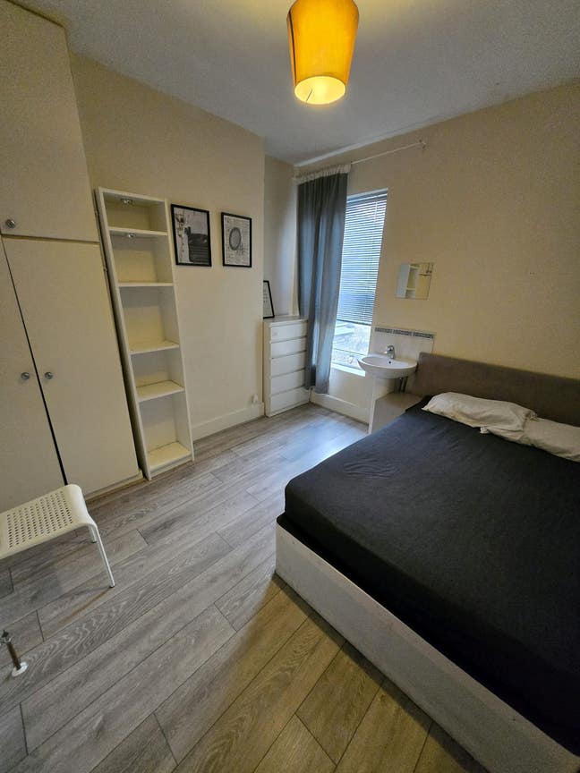 Double Room 4 Single In House Nether Street, N12  Main Photo